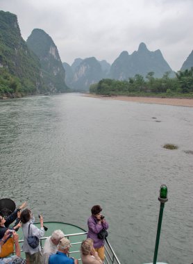 Guilin, Çin - 4 Mayıs 2010: Turistler Li nehri boyunca uzanan güzel manzaraya hayranlık duyarlar.