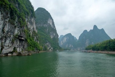 Bulutlu bir günde Li Nehri 'nin manzarası güzel dağların arka planında