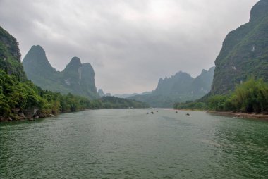 Bulutlu bir günde Li Nehri 'nin manzarası güzel dağların arka planında