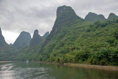 Bulutlu bir günde Li Nehri 'nin manzarası güzel dağların arka planında