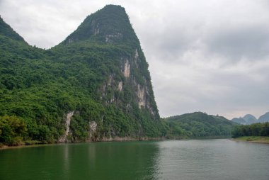 Bulutlu bir günde Li Nehri 'nin manzarası güzel dağların arka planında