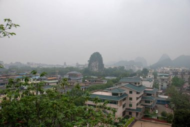 Guilin, Çin - 5 Mayıs 2010: Fubo Dağı 'ndan Guilin şehir manzarası