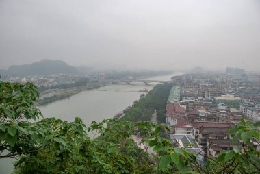 Guilin, Çin - 5 Mayıs 2010: Fubo Dağı 'ndan Guilin şehir manzarası