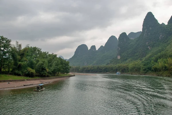 Guilin Kina Maj 2010 Lokalbefolkningen Färdas Längs River Bambu Motorbåt — Stockfoto