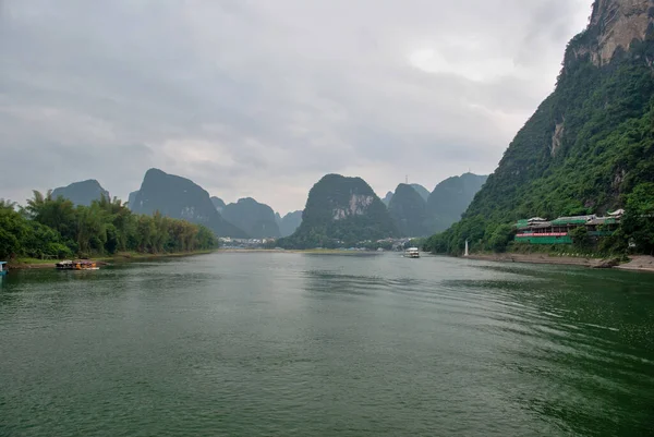 Yangshuo Kina Maj 2010 Utsikt Över Floden Mot Bakgrund Vackra — Stockfoto