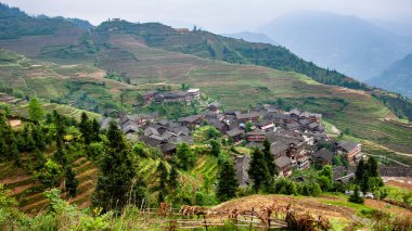 Longsheng County, Çin - 07 Mayıs 2010: Longji Terrace Fields yolunun geçtiği Pingyang Köyü