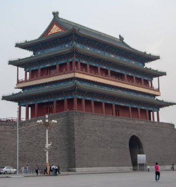 Pekin, Çin - 08 Mayıs 2010: Tiananmen Meydanı 'nın güneyinde yer alan Zhengyangmen Kapısı