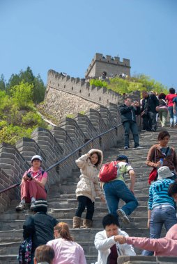 Badaling, Çin - 09 Mayıs 2010: Çin Seddi 'ni teftiş eden turistler