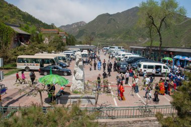 Badaling, China - 09 Mayıs 2010: Badaling 'de turist otobüsü park yeri ve alışveriş merkezi