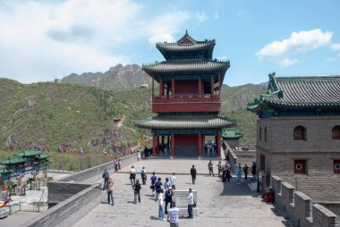 Badaling, Çin - 09 Mayıs 2010: Çin Seddi 'ni teftiş eden turistler