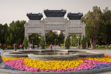 Pekin, Çin - 09 Mayıs 2010: Yasak şehir yakınlarındaki Zhongshan Park 'ın kuzey girişi