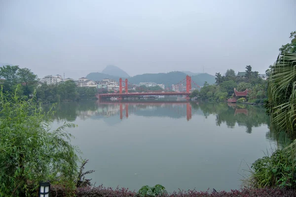 Guilin China May 2010 Вид Міст Ліцзе Тлі Гір Похмурий — стокове фото