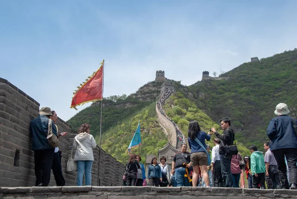 中国八達嶺 2010年5月9日 万里の長城を視察する観光客 — ストック写真