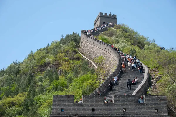 Badaling Cina Maggio 2010 Turisti Ispezionano Grande Muraglia Cinese — Foto Stock