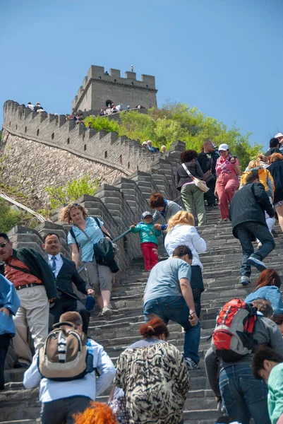 中国八達嶺 2010年5月9日 万里の長城を視察する観光客 — ストック写真