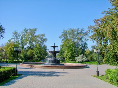 Parktaki çeşmenin adı Dzerzhinsky, Omsk Rusya 'dan geliyor