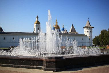 Tobolsk şehrinin Kızıl Meydanı 'ndaki çeşme, Tobolsk Kremlin' in arka planına karşı.