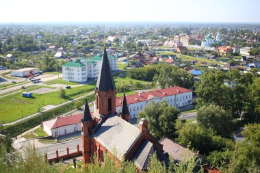 TOBOLSK, RUSSIA - 23 Ağustos 2021: Tobolsk şehrinin alt kesimine ve Katolik Kilisesine bakış
