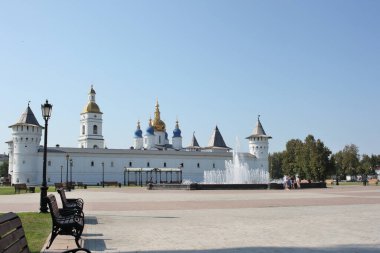 TOBOLSK, RUSSIA - 23 Ağustos 2021: Rusya 'nın Asya kesimindeki tek taş Kremlin olan Tobolsk Kremlin' e Bakış