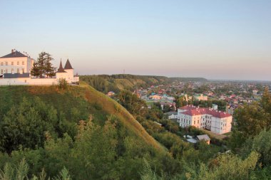 Tobolsk, Rusya - 23 Ağustos 2021: Alafei dağındaki Tobolsk Kremlin manzarası