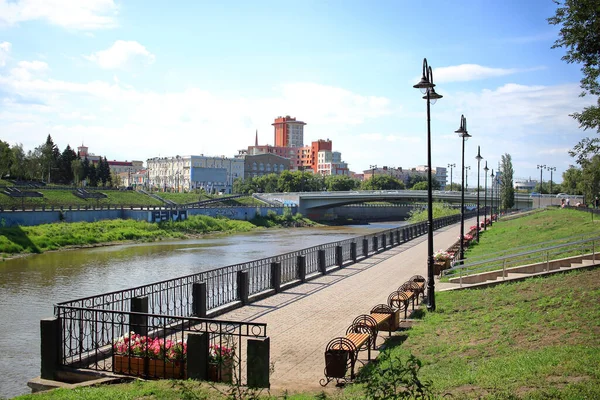 2021年8月20日 俄罗斯鄂木斯克 鄂木斯克市的奥姆河堤岸 — 图库照片