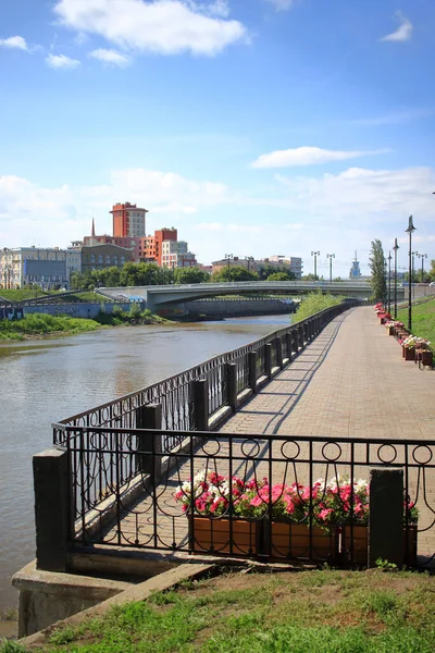 2021年8月20日 俄罗斯鄂木斯克 鄂木斯克市的奥姆河堤岸 — 图库照片