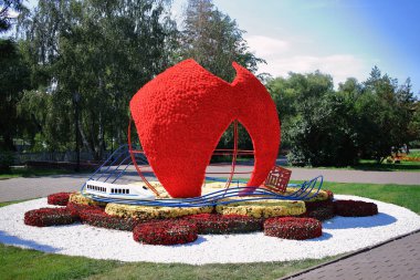 Omsk, Rusya - 20 Ağustos 2021: Fuzhou şehrinin Omsk kentindeki çiçek sergisindeki manzara kompozisyonu