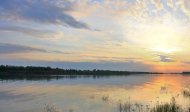 Akşamları Irtysh Nehri, Omsk Bölgesi, Sibirya, Rusya