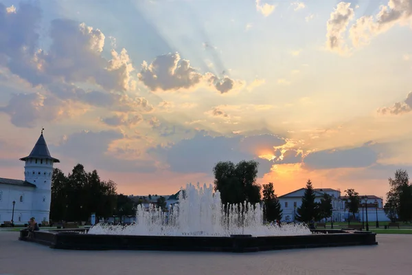 发自俄克拉荷马州托博尔斯克 2021年8月24日 托博尔斯克市红场上的喷泉 背景是美丽的日落 — 图库照片