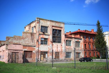 Omsk, Rusya - 20 Ağustos 2021: 1935 'te inşa edilen eski elektrik santrali