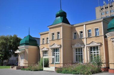 Omsk, Rusya - 20 Ağustos 2021: Omsk kentindeki Muzeinaya Caddesi