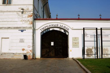 TOBOLSK, RUSSIA - 24 Ağustos 2021: Tobolsk 'taki cezaevi kalesine giriş - müze
