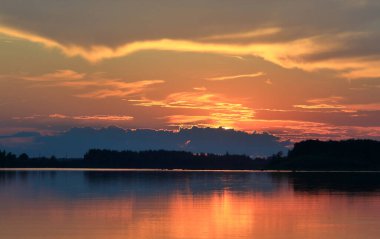Akşamları Irtysh Nehri, Omsk Bölgesi, Sibirya, Rusya