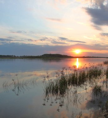 Akşamları Irtysh Nehri, Omsk Bölgesi, Sibirya, Rusya