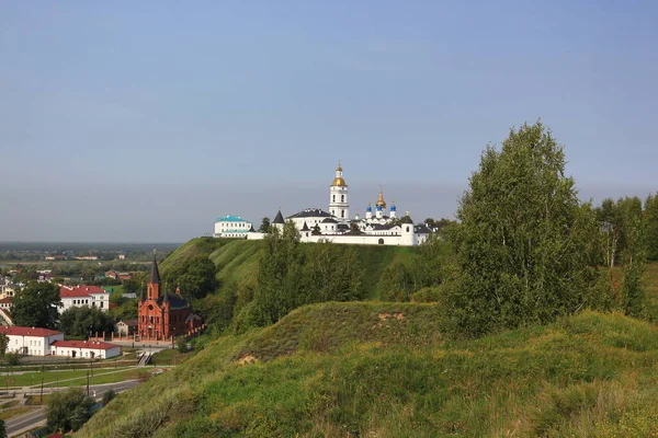 มมองของโบสถ เซนต โซเฟ ญและ Tobolsk Kremlin — ภาพถ่ายสต็อก