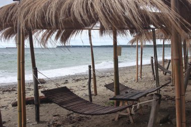 Abhazya 'daki Pitsunda Körfezi' nde kumsal.