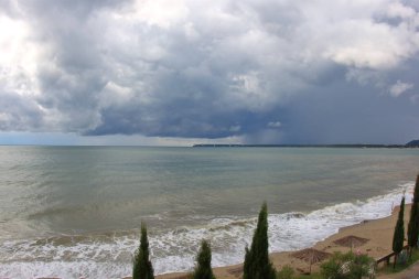 Bulutlu bir günde Abhazya 'daki Pitsunda Körfezi manzarası