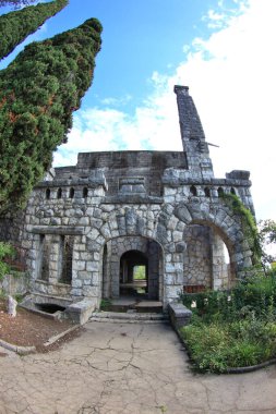 Gagra, Abhazya - 7 Ekim 2021: Gagra ve Oldenburg Prensi 'nin kalesinin manzarası