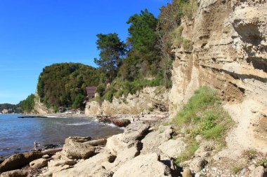 Ldzaa, Abhazya - 8 Ekim 2021: Abhazya 'daki Pitsundo-Mussera Doğa Koruma Alanının manzarası