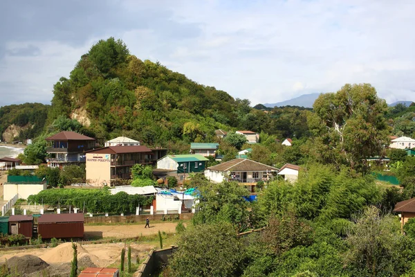 2021年10月4日 阿布哈兹 Ldzaa 在云层中的山脉背景下看待Ldzaa定居点 — 图库照片