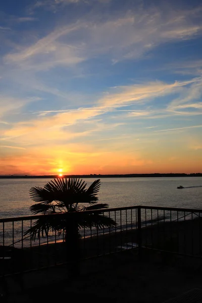 日落时阿布哈兹皮聪达湾的景色 — 图库照片
