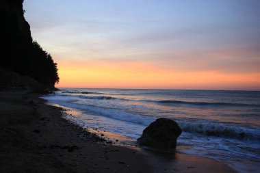 Sabahın erken saatlerinde Abhazya 'daki Pitsunda Körfezi manzarası