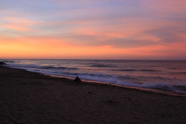 Sabahın erken saatlerinde Abhazya 'daki Pitsunda Körfezi manzarası