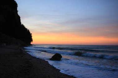 Sabahın erken saatlerinde Abhazya 'daki Pitsunda Körfezi manzarası