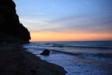 Sabahın erken saatlerinde Abhazya 'daki Pitsunda Körfezi manzarası