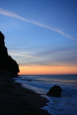 Sabahın erken saatlerinde Abhazya 'daki Pitsunda Körfezi manzarası