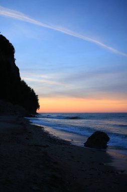 Sabahın erken saatlerinde Abhazya 'daki Pitsunda Körfezi manzarası