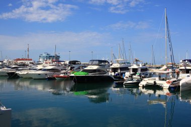 Soçi, Rusya - 10 Ekim 2021: Soçi limanındaki marina manzarası