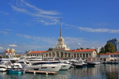 Soçi, Rusya - 10 Ekim 2021: Soçi limanındaki marina manzarası