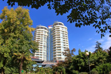 Soçi, Rusya - 12 Ekim 2021: Soçi şehir merkezindeki güzel binaların manzarası